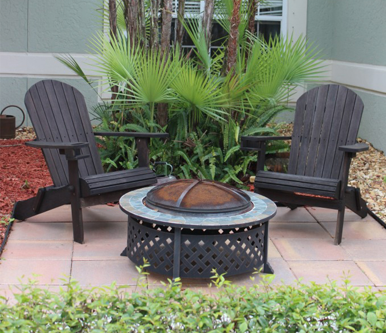 用阿迪朗達克椅子和火坑在植物花園創造一個休息區