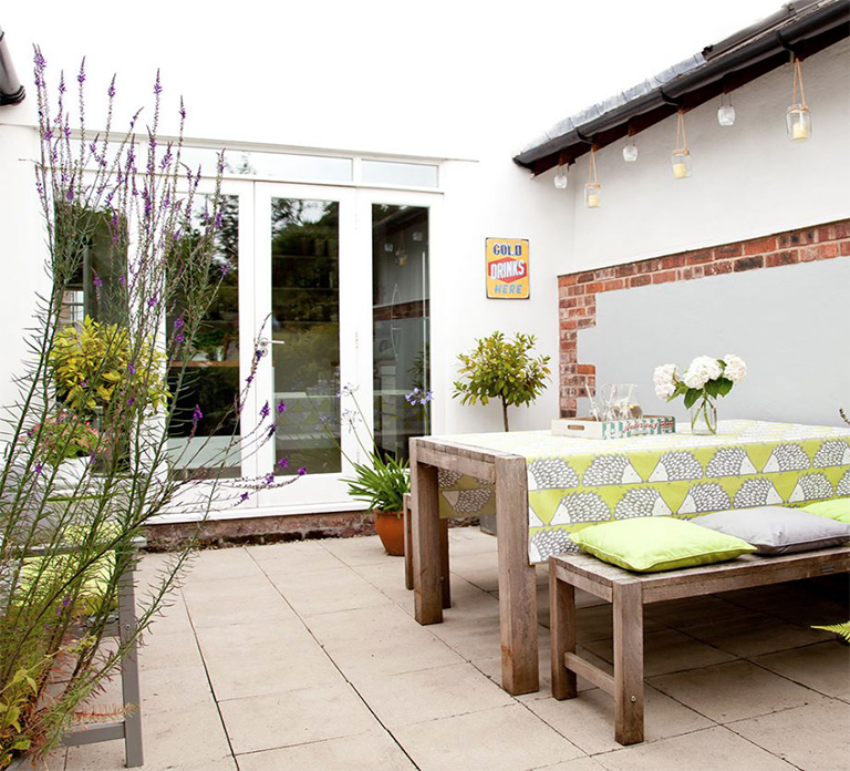 環顧這個帶有綠色和灰色方案的現代植物花園