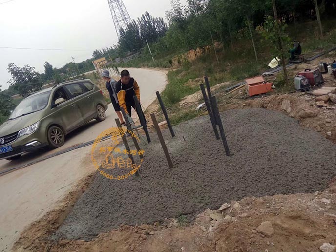 仿真樹大門.jpg 仿真樹大門