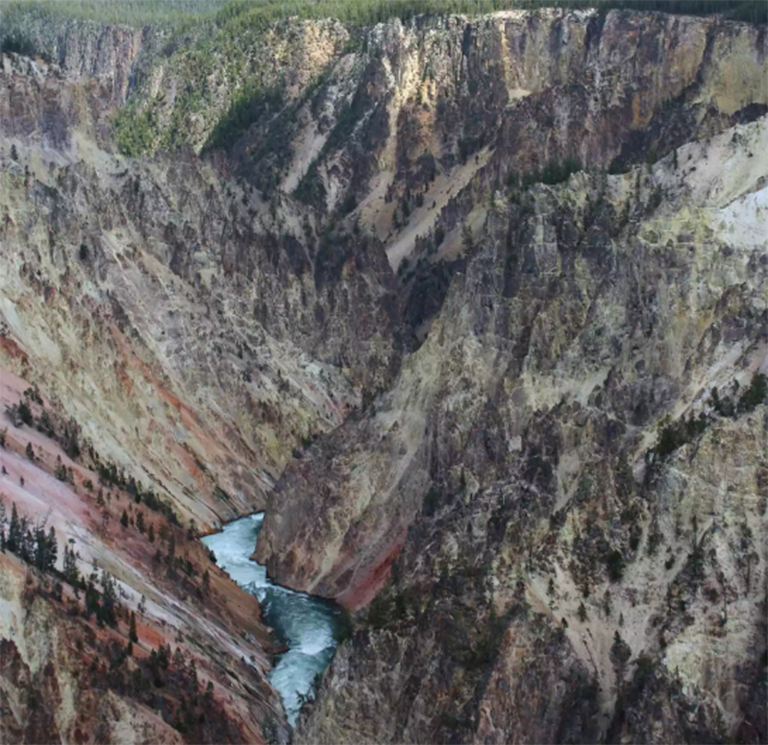 黃石大峽谷展示了許多礦物的彩色條帶.jpg 黃石大峽谷展示了許多礦物的彩色條帶