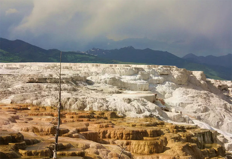 白色梯田是碳酸鈣,而紅色和棕色表示氧化鐵.jpg 白色梯田是碳酸鈣,而紅色和棕色表示氧化鐵