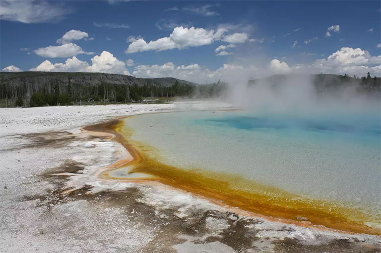 黃石公園的日落湖顯示了在地熱池中發現的各種顏色.jpg 黃石公園的日落湖顯示了在地熱池中發現的各種顏色