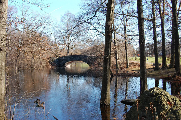 石橋梁的照片在安靜的池塘的在一個公開高爾夫球場上.jpg 石橋梁的照片在安靜的池塘的在一個公開高爾夫球場上