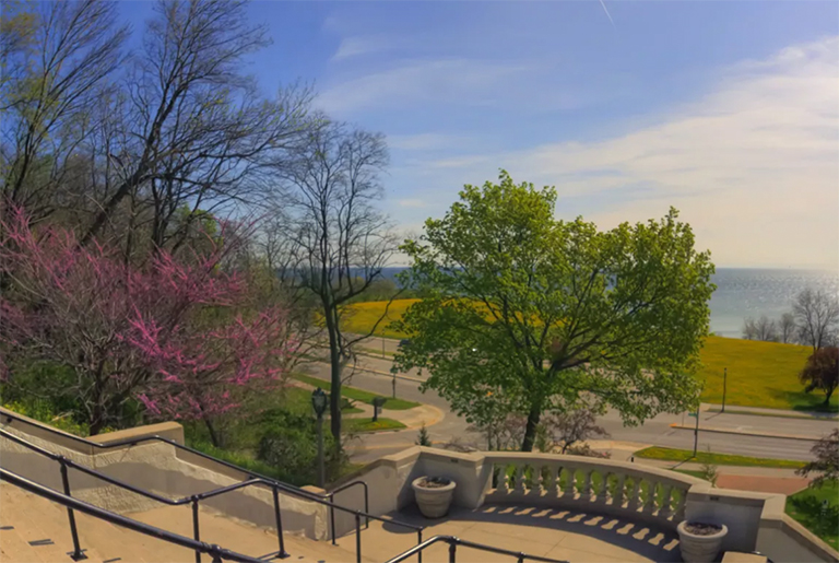 俯瞰密歇根湖的大樓梯的照片.jpg 俯瞰密歇根湖的大樓梯的照片