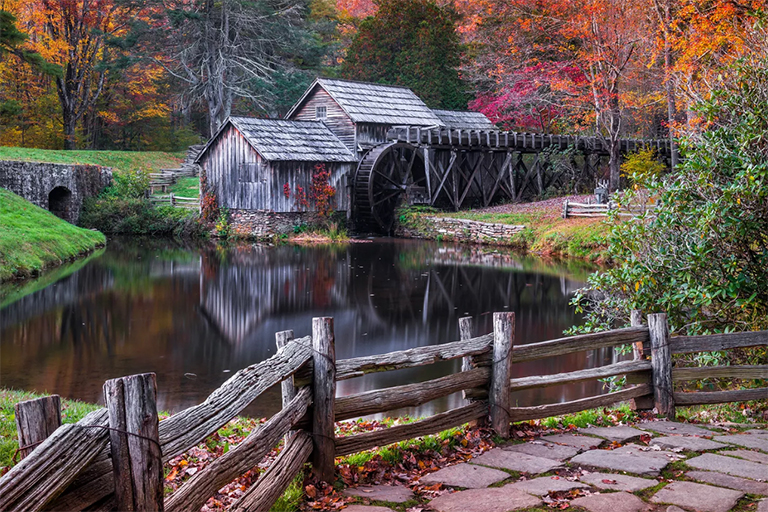 風景秀麗的磨坊,秋天的落葉.jpg 風景秀麗的磨坊,秋天的落葉