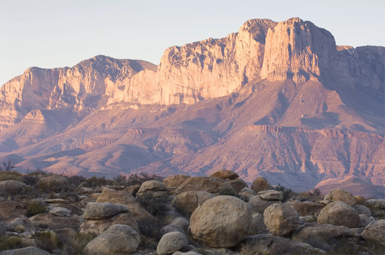 在瓜達盧佩山的日落在松城，得克薩斯附近