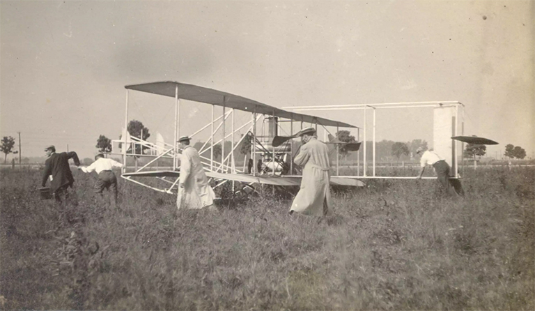 學(xué)生在霍夫曼草原飛行場移動懷特B傳單.jpg 學(xué)生在霍夫曼草原飛行場移動懷特B傳單