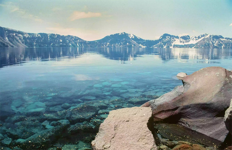俄勒岡州火山口湖的海岸線.jpg 俄勒岡州火山口湖的海岸線