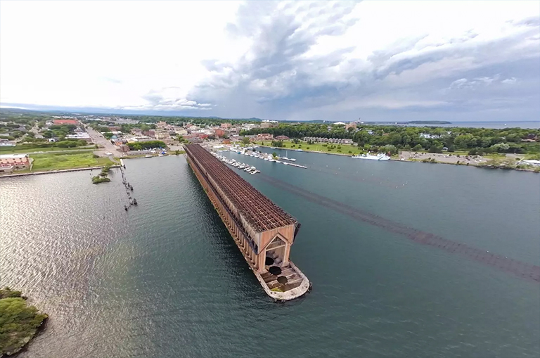 被放棄的和偶象的礦石船塢的空中射擊在馬凱特，沿蘇必利爾湖岸的密執安
